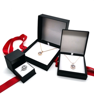 Boîte à bijoux personnalisée en velours de luxe avec motif carré rouge et noir, rabat, ruban pour collier et bague - Product Image 2