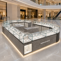 Kiosque de présentation de bijoux sur mesure, vitrines en verre pour bijoux, base en marbre gris, coins arrondis, éclairage LED pour centre commercial