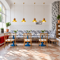 Ensemble de mobilier de restaurant commercial sur mesure : banquettes, tables à manger en bois, chaises et tabourets de bar