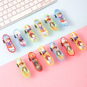 Jouet de skateboard à doigts en plastique, à rétrofriction, pour enfants de 4 à 7 ans, design de dessin animé unisexe - Product Image 2
