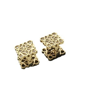Pendientes geométricos huecos dorados con engaste de circonita para uso diario - Product Image 2