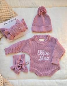 Kaiyue personalizzabile Unisex abbigliamento 4 pz Set pagliaccetto in maglia color lavanda con nome stampato stivaletti con fiocco per bambini estate - Product Image 3