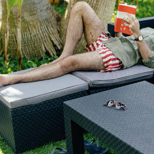 Set di Mobili da Giardino Contemporanei ed Ecologici in Plastica Riciclata - Divano Manhattan, Pouf e Poltrona da Esterno (Capacità 4 Posti) - Product Image 6