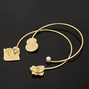 Anillo de cuello con brazalete de metal dorado, hebilla con perla y conector decorativo de doble disco - Product Image 3