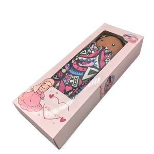 Embalaje de muñeca suave de relleno de algodón y caja de ventana de exhibición caja de papel para muñeca encantadora hecha a mano - Product Image 1
