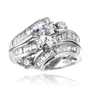 Anello di Fidanzamento Q287 per Donna in Oro Bianco con Diamante Taglio Brillante Rotondo Colore D Naturale e Pietre Laterali a Baguette - Product Image 1