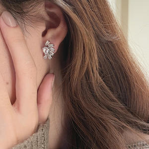 Pendientes de Oro Blanco con Diamantes, Corte Brillante Redondo, Forma de Flor, Engaste de Garra, Joyería Fina de Lujo para Mujer, para Boda - Product Image 5