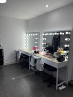 Table de maquillage professionnelle Yicheng Beauty avec éclairage LED et miroir triple pour salon de beauté et studio de mariée