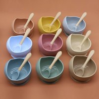 Service de vaisselle OEM personnalisé pour enfants en gros Bavoirs en silicone de qualité alimentaire Assiettes sans BPA Bols Tasses pour l'alimentation des bébés dans la cuisine