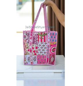 กระเป๋าผ้าฝ้ายลายดอกไม้พิมพ์ลายด้วยมือ พร้อมบุนวมอย่างนุ่มนวล ทนทาน และดีไซน์กว้างขวางสำหรับใช้ในชีวิตประจำวัน - Product Image 1