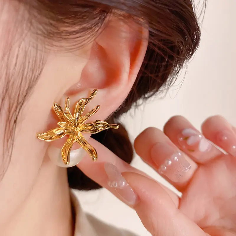Orecchini in ottone placcato oro 14K di vendita calda di moda orecchini floreali di perle di personalità per donne e ragazze