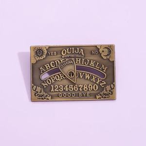 Mini MOQ único Retro Ouija tablero broche brujería adivinación solapa insignias chapado Metal esmalte pines para mochila artesanías de Metal - Product Image 1