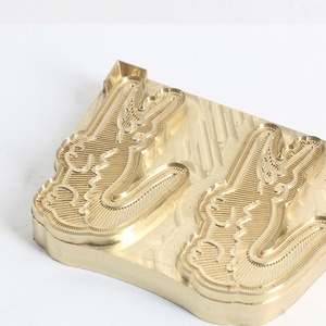 Matrice de thermoscellage haute fréquence pour le marquage en relief des housses de cuir automobile et des tapis de sol automobile - Product Image 4