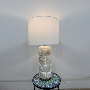 Lampe de table de chevet moderne à fleurs avec abat-jour en forme de cloche, base en coquillage, corps en résine Rosa Rugosa pour le salon ou la chambre à coucher - Product Image 3