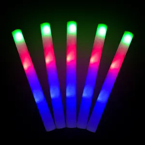 Toptan yanıp sönen LED ışık Up köpük sopa çok renkli Batons işıklar karanlık parti malzemeleri için kızdırma köpük sopa