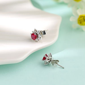 Pendientes de Oro Blanco de 18K con Forma de Flor Cristiana de Lujo Personalizados, Clásicos y Finos, con Rubí de Alta Calidad, Hechos a Mano, para Compromiso y Boda - Product Image 3