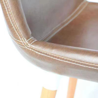 Chaise de salon minimaliste de luxe en cuir marron à dossier haut avec pieds en bois pour l'extérieur