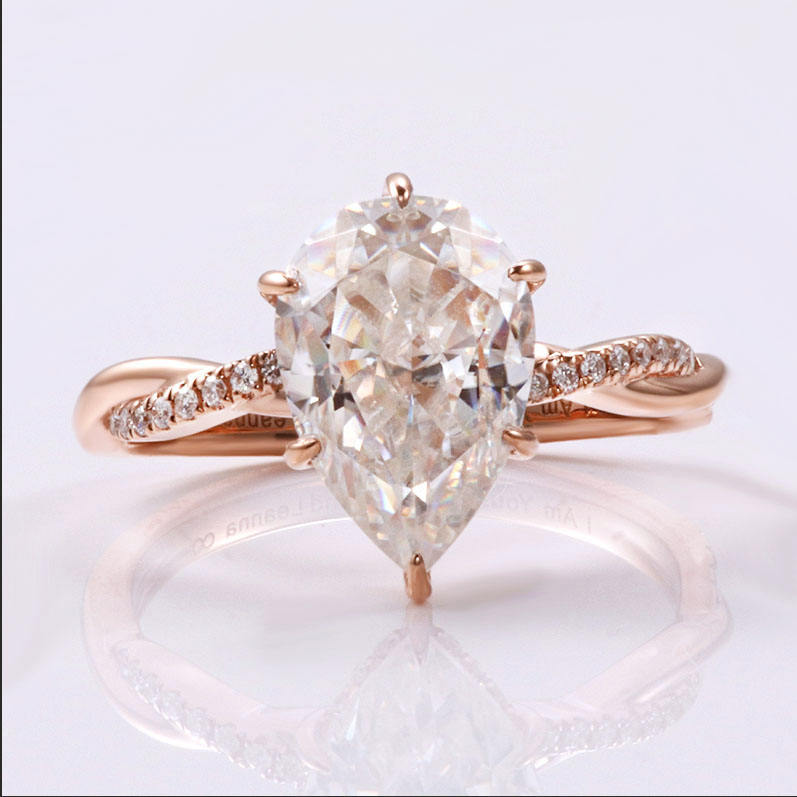 Anillo de oro macizo de 10 quilates con moissanita y diamantes.