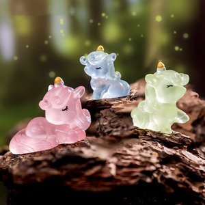 Resplandor en la oscuridad pequeño unicornio ornamento luminoso Mini resina Animal estatuilla para jardín paisaje acuario casa de muñecas llavero - Product Image 4