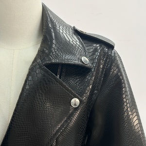 แจ็คเก็ตมอเตอร์ไซค์หนัง <span class=keywords><strong>PU</strong></span> สีดำสำหรับผู้หญิง แจ็คเก็ตมอเตอร์ไซค์ลายหนังงูสีดำ มีซิปและกระเป๋า - Product Image 2