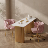 Table de manucure moderne de luxe haut de gamme, ensemble de 2 chaises en velours rose, plateau en marbre, bureau à ongles pour salon de beauté professionnel, mobilier de spa