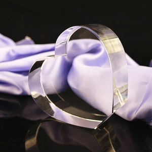 Vente en gros de souvenirs créatifs en cristal transparent en forme de cœur, personnalisables avec gravure photo 3D, thème amour, objets d'art de collection, cadeaux - Product Image 6