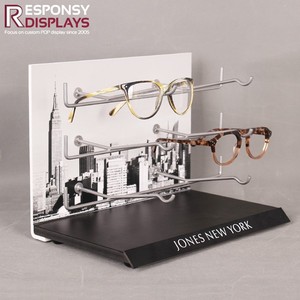 Exhibidor <span class=keywords><strong>de</strong></span> Gafas Moderno <span class=keywords><strong>de</strong></span> Acrílico con Panel Publicitario y Ganchos Colgantes para Seis Pares <span class=keywords><strong>de</strong></span> Gafas en Mostrador - Product Image 1