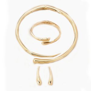 طقم قلادة وسوار معدني هندسي على شكل دمعة بسطح أملس وفتحة زنبركية للنساء بتصميم بانك NSJS-00061 - Product Image 3