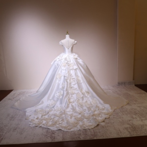 Robe de mariée classique style princesse en satin, avec corset illusion aux épaules, péplum à volants, appliques florales 3D et traîne chapelle - Product Image 4