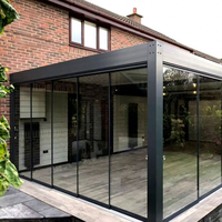 Pergola autoportante avec toit à lames rétractables et structure en métal graphite pour les moments de loisirs en plein air