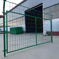 Clôture de réseau d'isolation d'aéroport en fil de fer soudé à trous carrés, galvanisée et recouverte de PVC, avec pliage