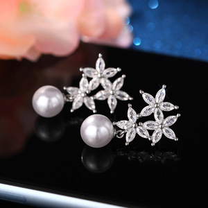 Orecchini pendenti floreali con perle finte da donna, gioielli alla moda per feste - Product Image 6