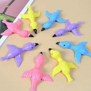 Lance-poulets Flamingo en TPR – Jouets amusants et extensibles pour le jeu, les fêtes, les cadeaux et les sacs surprises - Product Image 1