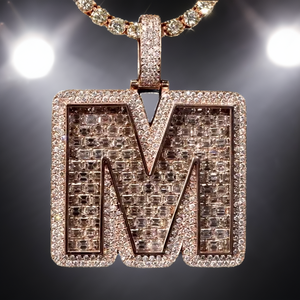 จี้เพชรโมอิสซาไนต์ทรงบาแกตต์แบบสั่งทำพิเศษ ชุบทองคำชมพู เงินแท้ 925 ผ่านการทดสอบ GRA พร้อมตัวอักษรประดับเพชร - Product Image 2