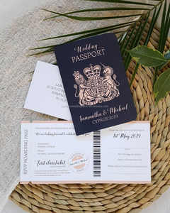 Invitations de mariage personnalisées bon marché en bleu marine avec motif passeport et cartes d'invitation personnalisées avec code QR - Product Image 2