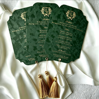 Menu de mariage vintage élégant en velours vert foncé 2026 avec pompon et monogramme personnalisé en feuille d'or pour dîner au restaurant