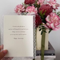 Carte d'invitation de mariage artisanale de luxe avec décoration en dentelle et dorure à l'or en relief