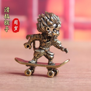 1 pièce Figurine créative en laiton, modèle singe sur skateboard, style <span class=keywords><strong>bande</strong></span> <span class=keywords><strong>dessinée</strong></span>, pour décoration intérieure <span class=keywords><strong>et</strong></span> figurine de thé - Product Image 4
