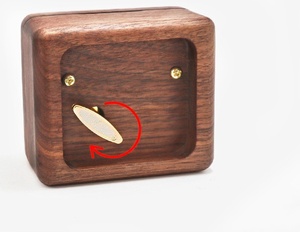 Musica personalizzata e Design lettera in legno di noce intagliato scatola musicale in legno popolare regalo a manovella in legno carillon - Product Image 6