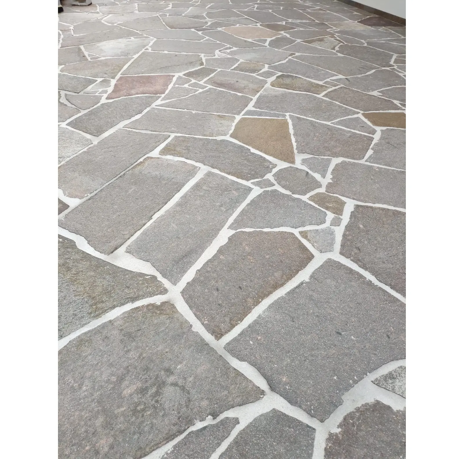 Holler Porfidi Brand PLASGI3-6 7.1.3 Natural Stone Porphyry With Irregular Giant Slabs For Covering Avenues And Sidewalks