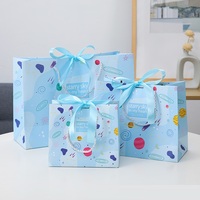 Sac cadeau en papier avec logo personnalisé, motif ciel étoilé et planètes, ruban en satin, nœud, sac en papier cartonné blanc pour cadeaux de fête et emballages cadeaux