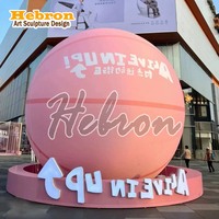 Statue de football en résine pour l'extérieur, sculpture géante de ballon en fibre de verre, vente en gros