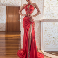 Rubis élégant étage longueur robe de bal Satin licou fente avant avec décoration de fleurs en dentelle pour fête demoiselle d'honneur mariage
