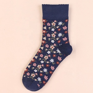 Vente en gros de <span class=keywords><strong>chaussettes</strong></span> à motifs floraux élégants, <span class=keywords><strong>chaussettes</strong></span> en coton à motif floral décontractées pour femmes - Product Image 5