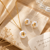 Ensemble boucles d'oreilles et collier intemporel en acier titane avec perles, motif goutte d'eau et clochette, incrustations pour femme