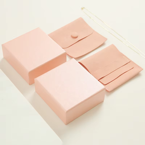 Boîte à bijoux en satin rose personnalisée avec pochette à bijoux en microfibre de daim (conception à pression et fente) pour le stockage de bague de collier - Product Image 2