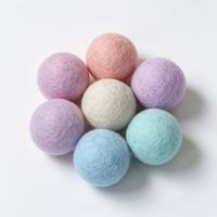 Jouet pour chat en feutre de laine couleur macaron, fait main en laine de Nouvelle-Zélande, balle roulante à chasser, avec remplissage en herbe à chat en option, style mignon et tendance pour l'intérieur