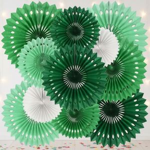 11 pièces de décorations murales en papier découpé vert en forme de fleurs, pour fêtes d'anniversaire, Jour de la Saint-Patrick, et ornements suspendus pour centres commerciaux - Product Image 1