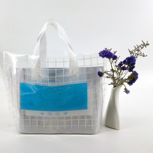Bolsa de Compras de Plástico Troquelada XinYue con Diseño Navideño, Impresión en Huecograbado, Resistente a la Humedad, Ecológica, con Asa Flexiloop - Product Image 4