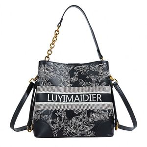 Sac seau tendance pour femmes, modèle 2025. Design à motifs géométriques. Peut être utilisé comme sac à main ou sac bandoulière. 8026 - Product Image 5